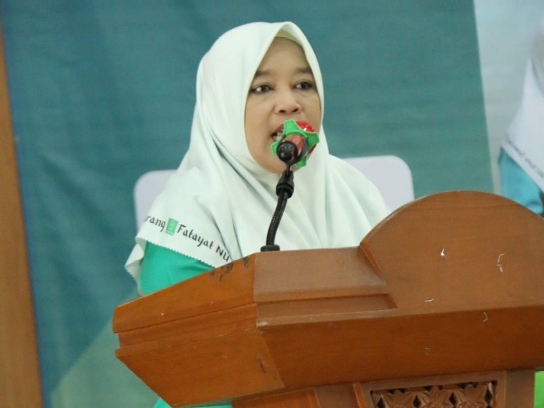 Ketua PC Fatayat NU Kota Semarang, Hj. Istighfaroh saat sambutan kegiatan Pertemuan Rutin Triwulan PC Fatayat NU Kota Semarang di aula kantor Kecamatan Tembalang, Semarang, Jawa Tengah, Ahad (4/1/2026). Foto: Rifqi/Lingkar.co
