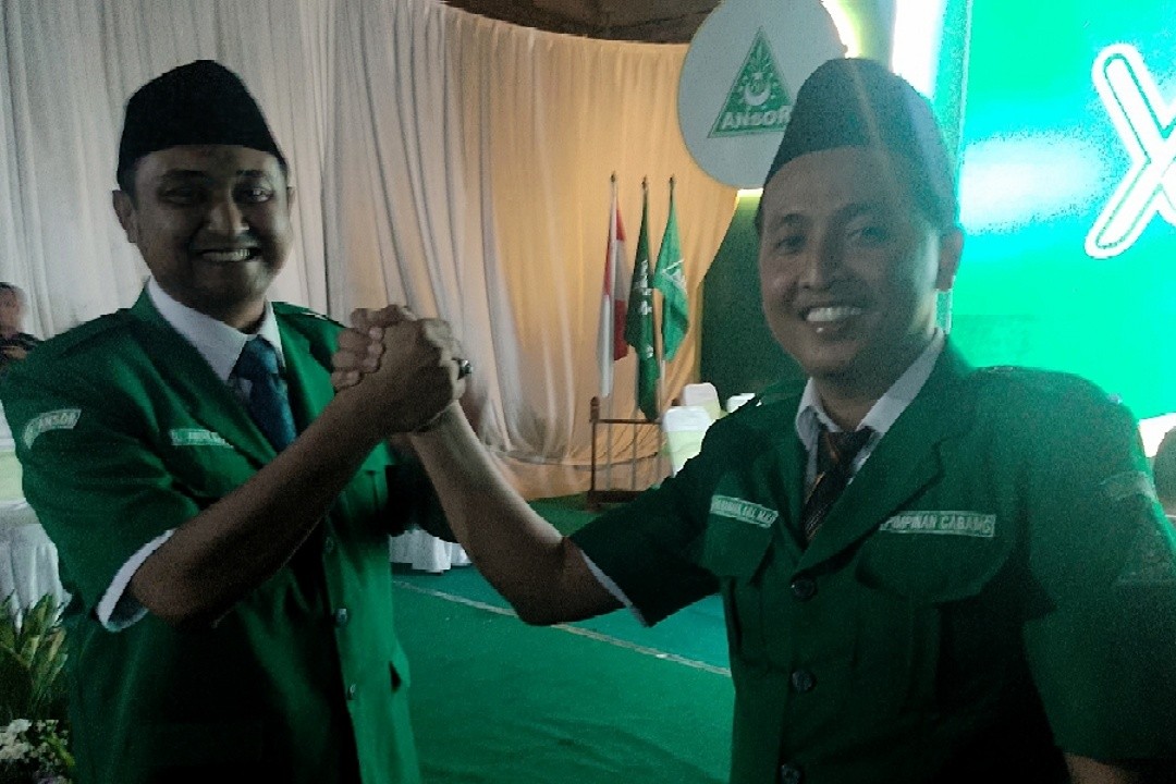 Ketua Terpilih, Arif Rohman (kanan) bersalaman komando dengan Abdul Aziz seusai penutupan Konfercab X GP Ansor Kota Semarang di GOR Ponpes Al Itqoon Bugen Tlogosari Wetan Pedurungan Kota Semarang, Ahad (4/1/2026) malam.
