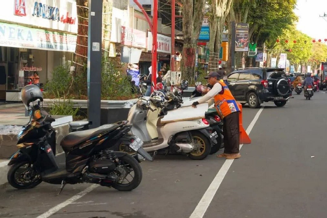 Parkir mobil dan sepeda motor di tepi jalan kota Magelang. Foto: istimewa