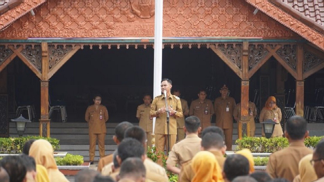 Bupati Cilacap Syamsul Auliya Rachman saat memimpin Apel, Senin (5/1/2026). Foto: dokumentasi
