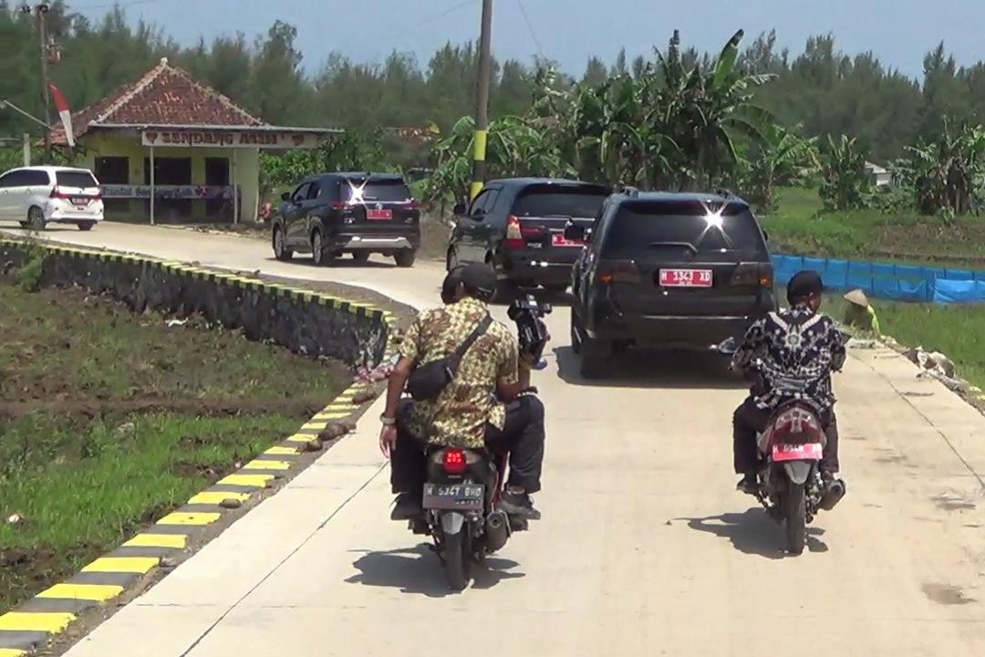 Perbaikan jalan pesisir di Desa Sekucing, Kecamatan Rowosari, Kabupaten Kendal, Selasa (6/1/2026). Foto: Yoedhi Lingkar.co
