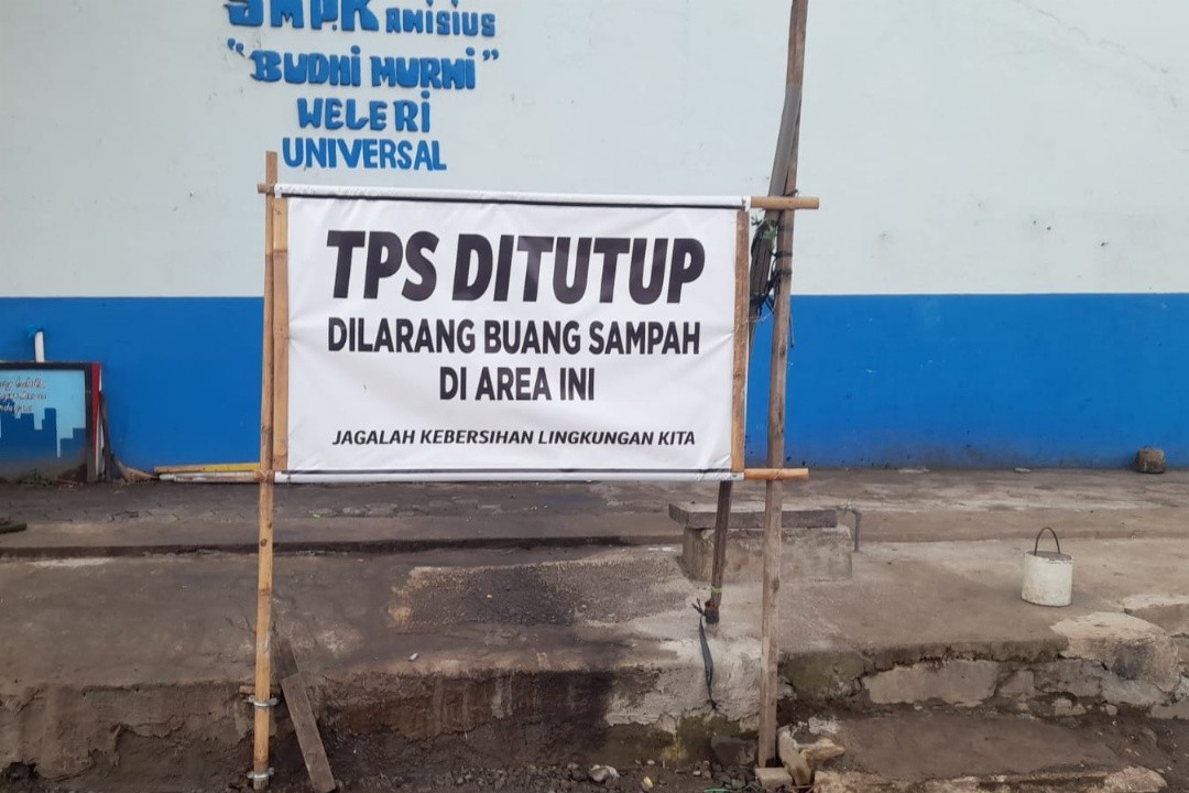 Papan informasi larangan buang sampah yang dipasang oleh Dinas Lingkungan Hidup Kabupaten Kendal di jalan Utama Weleri. Foto: istimewa