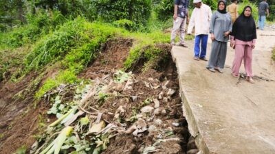 Jalan desa Cening, Kabupaten Kendal yang longsor. Foto: Yoedhi/Lingkar.co