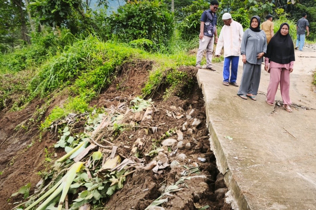 Jalan desa Cening, Kabupaten Kendal yang longsor. Foto: Yoedhi/Lingkar.co