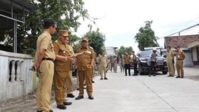 Bupati Jombang, Warsubi (Abah Warsubi) bersama Wakil Bupati Salmanudin (Gus Salman) bersama OPD terkait pas Selasa (6/1/2026) pagi meninjau hasil pembangunan infrastruktur jalan tahun anggaran 2025. Foto: dokumentasi