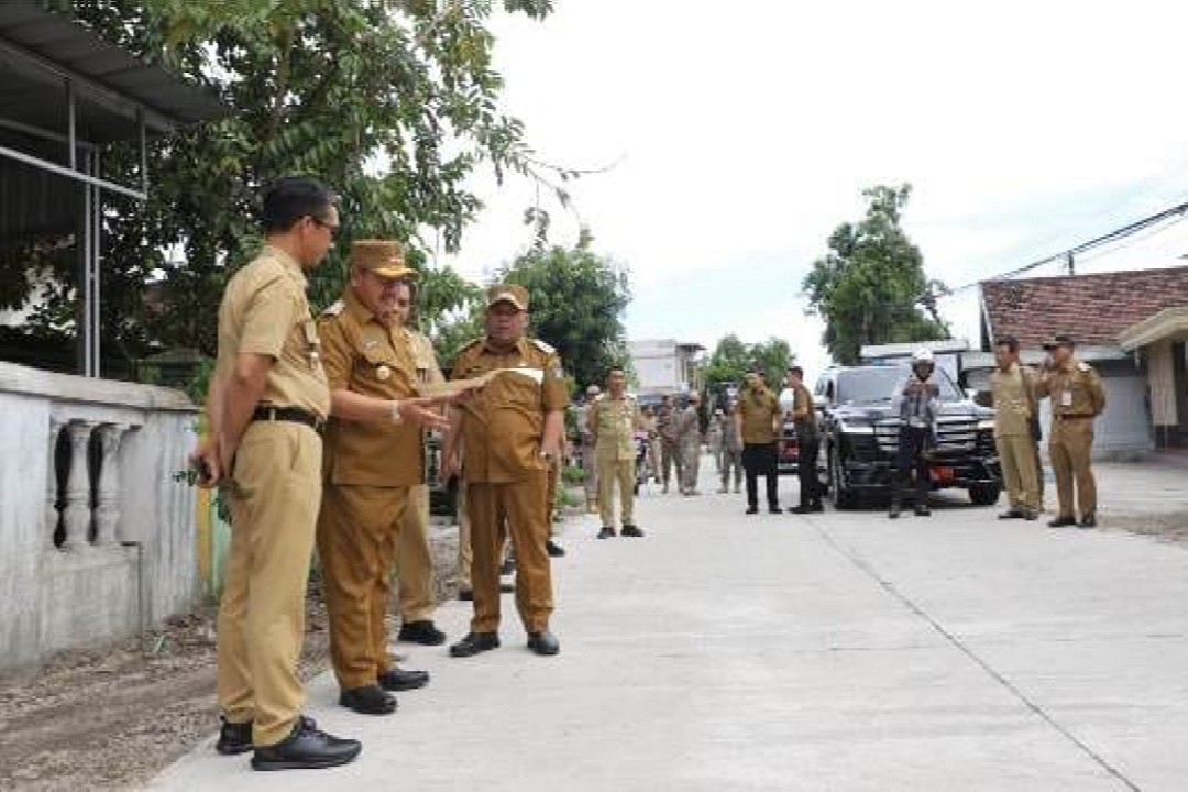 Bupati Jombang, Warsubi (Abah Warsubi) bersama Wakil Bupati Salmanudin (Gus Salman) bersama OPD terkait pas Selasa (6/1/2026) pagi meninjau hasil pembangunan infrastruktur jalan tahun anggaran 2025. Foto: dokumentasi