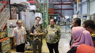Prof. Sanggono Adisasmito saat memandu Bupati Blora Arief Rohman bersama jajaran saat meninjau salah satu laboratorium ITB. Foto: dokumentasi