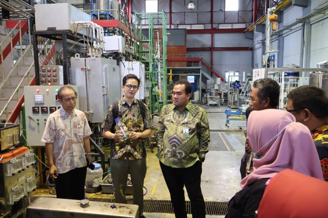 Prof. Sanggono Adisasmito saat memandu Bupati Blora Arief Rohman bersama jajaran saat meninjau salah satu laboratorium ITB. Foto: dokumentasi