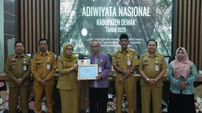Bupati Demak Eisti'anah berfoto bersama dalam kegiatan apresiasi bagi sekolah penerima penghargaan Adiwiyata.Selasa (6/1/2026), Foto: dokumentasi