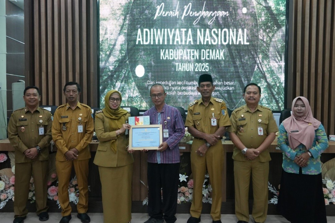 Bupati Demak Eisti'anah berfoto bersama dalam kegiatan apresiasi bagi sekolah penerima penghargaan Adiwiyata.Selasa (6/1/2026), Foto: dokumentasi