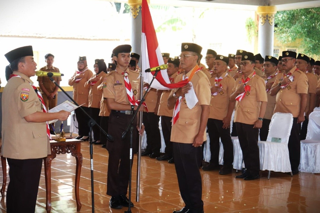 Bupati Ciamis, Herdiat Sunarya saat dilantik sebagai Ketua Majelis Pembimbing Cabang (Mabicab) Gerakan Pramuka Kabupaten Ciamis masa bakti 2025–2030 di Astana Gede Kawali, Kabupaten Ciamis, Jawa Barat. Foto: dokumentasi