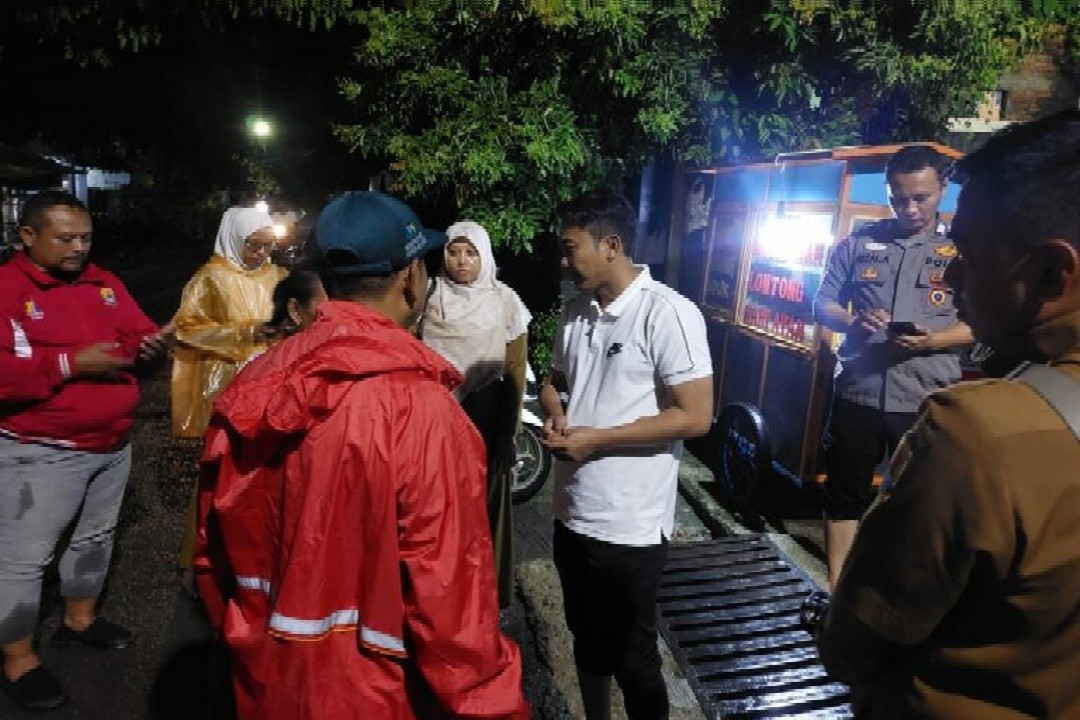 Wakil Bupati Cirebon, Agus Kurniawan Budiman (Jigus) saat meninjau lokasi terdampak banjir di Kecamatan Mundu, Kabupaten Cirebon, Jawa Barat, Senin (5/1/2026). Foto: dokumentasi