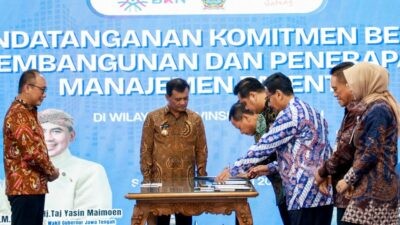Kepala Badan Kepegawaian Negara (BKN) RI, Prof Zudan Arif, dan Gubernur Jateng Ahmad Luthfi menyaksikan penandatanganan kesepakatan penerapan manajemen talenta, Kamis (8/1/2026). Foto: dokumentasi