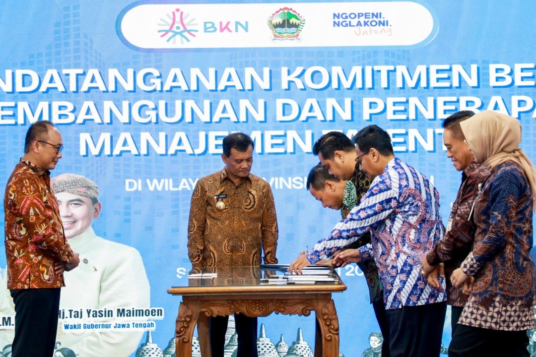 Kepala Badan Kepegawaian Negara (BKN) RI, Prof Zudan Arif, dan Gubernur Jateng Ahmad Luthfi menyaksikan penandatanganan kesepakatan penerapan manajemen talenta, Kamis (8/1/2026). Foto: dokumentasi