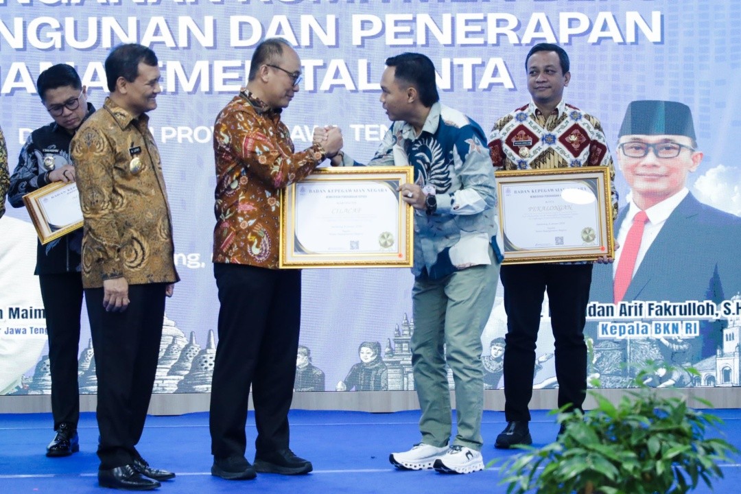 Bupati Cilacap Syamsul Auliya Rachman menerima penghargaan dari Kepala BKN RI Prof Dr Zudan Arif Fakhrulloh di gedung Gradhika Bakti Praja Kota Semarang, Kamis (8/1/2026). Foto: dokumentasi