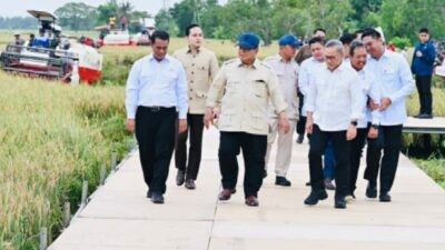Presiden Prabowo Subianto saat menghadiri Panen Raya dan Pengumuman Swasembada Pangan di Kabupaten Karawang, Rabu (7/1/2026). Foto: dokumentasi/istimewa