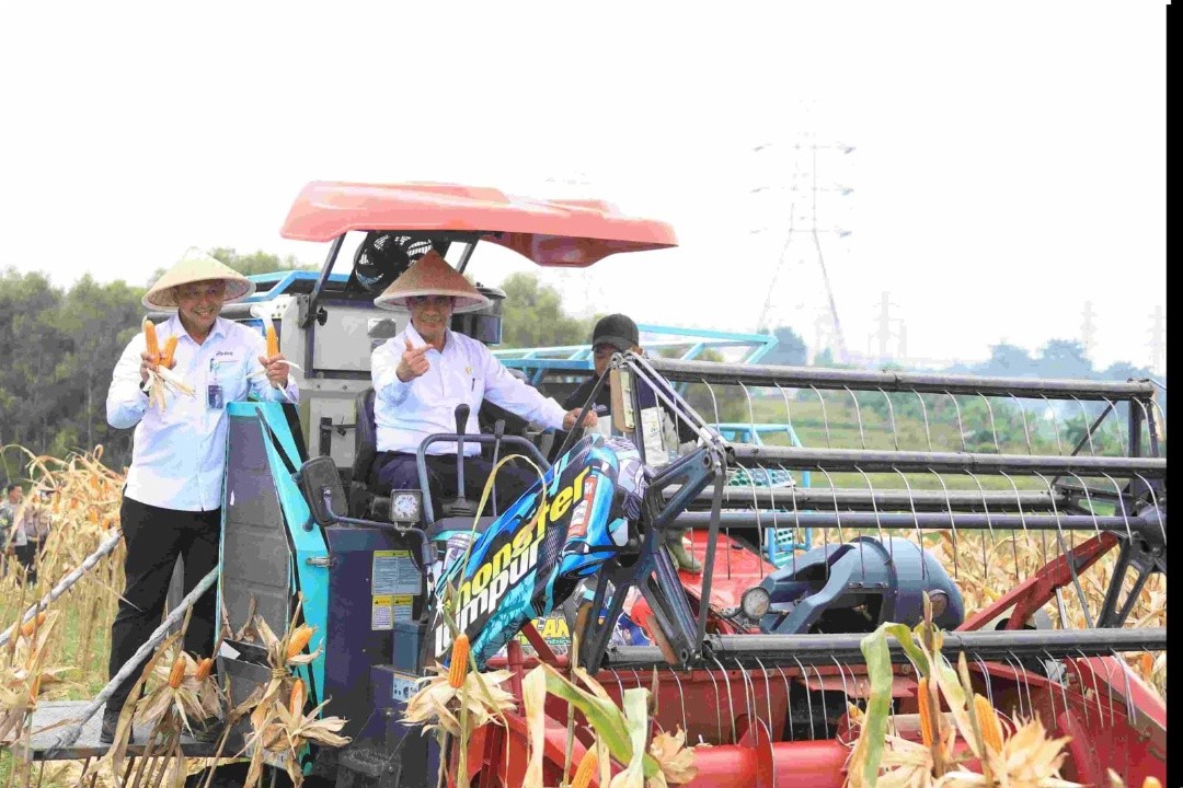 Kapolri, Jenderal Polisi Listyo Sigit Prabowo dan Menteri Pertanian, Andi Amran Sulaiman saat panen raya jagung di Kampung Tembong Gunung, Desa Sukamahi, Kecamatan Cikarang Pusat, Kabupaten Bekasi, Jawa Barat, Kamis (8/1/2026). Foto: dokumentasi