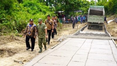 Perbaikan infrastruktur jalan menuju Dusun Kedungdendeng, Desa Jiporapah, Kecamatan Plandaan, Kabupaten Jombang, Jawa Timur. Foto: dokumentasi