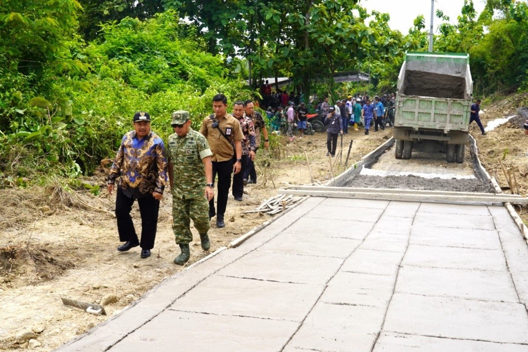 Perbaikan infrastruktur jalan menuju Dusun Kedungdendeng, Desa Jiporapah, Kecamatan Plandaan, Kabupaten Jombang, Jawa Timur. Foto: dokumentasi