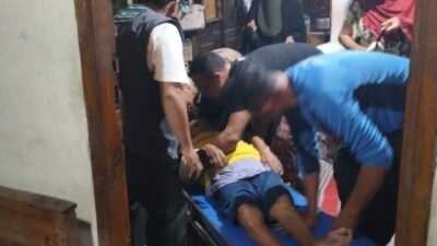 Relawan LPBINU Kota Semarang saat membawa pasien gawat darurat rujukan ke rumah sakit. Foto: dokumentasi