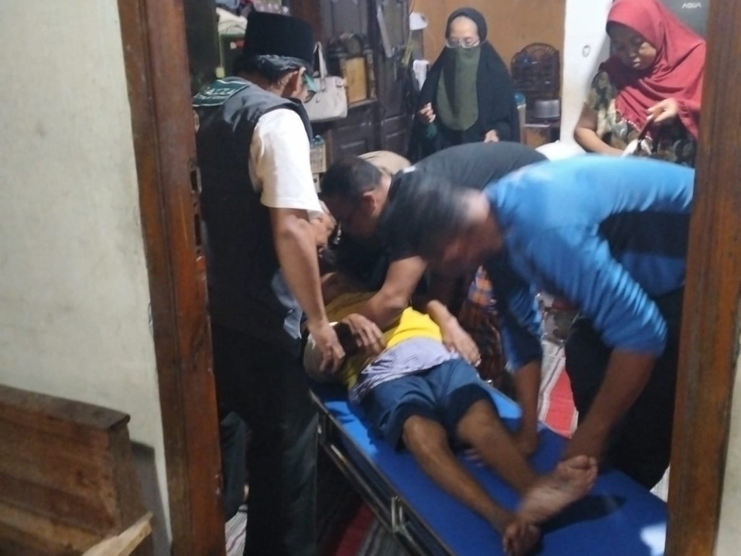 Relawan LPBINU Kota Semarang saat membawa pasien gawat darurat rujukan ke rumah sakit. Foto: dokumentasi