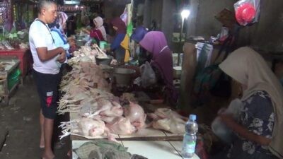 Penjual daging ayam di Pasar Kendal, Jawa Tengah. Foto: Yoedhi/Lingkar.co