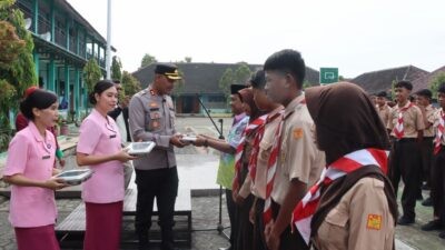 Penyaluran MBG dari SPPG Polres Kendal di SMPN 1 Kendal, Jawa Tengah. Foto: Yoedhi/Lingkar.co