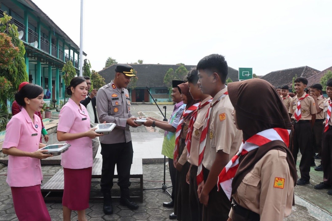 Penyaluran MBG dari SPPG Polres Kendal di SMPN 1 Kendal, Jawa Tengah. Foto: Yoedhi/Lingkar.co