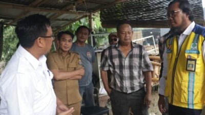 Wakil Bupati Cirebon Agus Kurniawan Budiman (baju coklat) bersama jajaran Forkopimda dan BBWS saat meninjau di lokasi banjir. Foto: dokumentasi