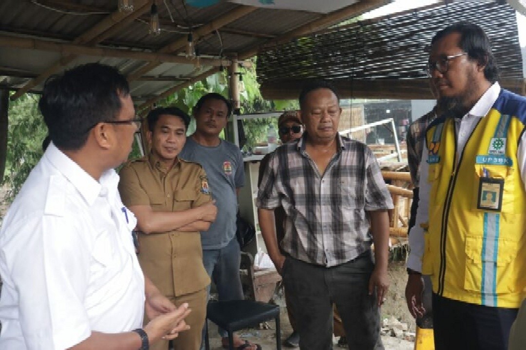 Wakil Bupati Cirebon Agus Kurniawan Budiman (baju coklat) bersama jajaran Forkopimda dan BBWS saat meninjau di lokasi banjir. Foto: dokumentasi