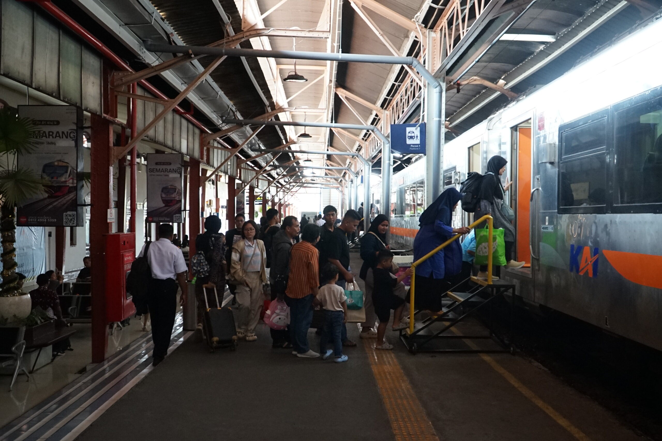 Suasana di Stasiun Tawang Semarang pada libur Tahun Baru 2026. (dok KAI Daop 4 Semarang)