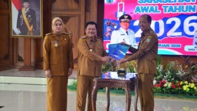 Wali Kota Salatiga, Roby Hernawan serahkan Dokumen Pelaksanaan Anggaran (DPA) Tahun 2026 dan penandatanganan perjanjian kinerja pada sarasehan yang digelar di ruang Kaloka, Gedung Setda, Senin (5/1/2026). (dok Pemkot Salatiga)