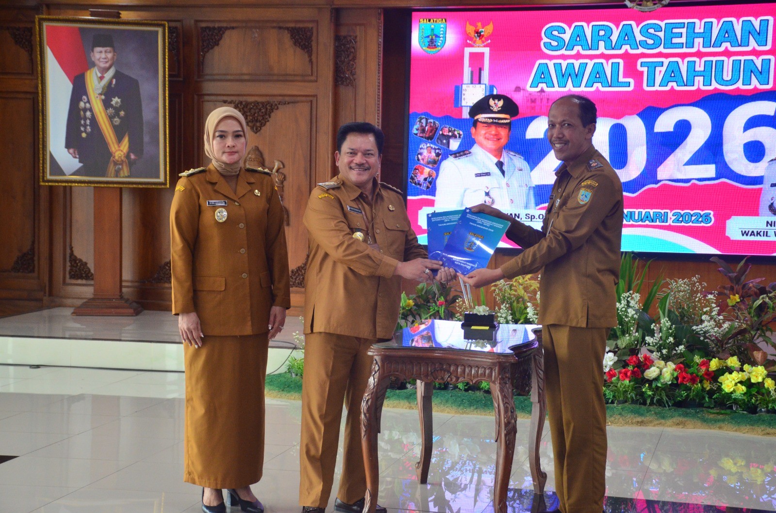Wali Kota Salatiga, Roby Hernawan serahkan Dokumen Pelaksanaan Anggaran (DPA) Tahun 2026 dan penandatanganan perjanjian kinerja pada sarasehan yang digelar di ruang Kaloka, Gedung Setda, Senin (5/1/2026). (dok Pemkot Salatiga)