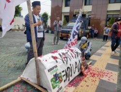 Sambil Bawa Keranda, AMPB Kembali Kawal Sidang Botok Cs