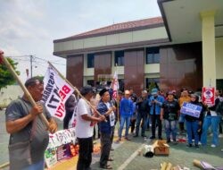 Aksi Kawal Sidang Botok Cs, Kebijakan Pemkab Pati Jadi Sasaran Kritik