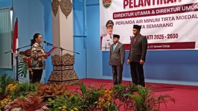 Wali Kota Semarang, Agustina Wilujeng Pramestuti lantik Dirut PDAM Tirta Moedal, Andy Setiawan. (dok Alan Henry)