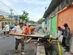 Lapak PKL di Atas Drainase Dibongkar, Satpol PP Semarang Cegah Potensi Banjir