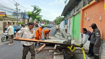 Satpol PP Kota Semarang bongkar PKL liar di wilayah Jalan Gajah Raya, Kecamatan Gayamsari. (dok Istimewa)