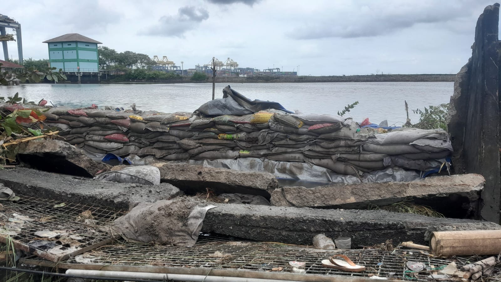 Tanggul kolam retensi Pelindo jebol. (dok Pelindo)