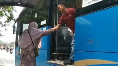 Penumpang kesulitan naik ke bus Trans Semarang di Jalan Majapahit. (dok Istimewa)