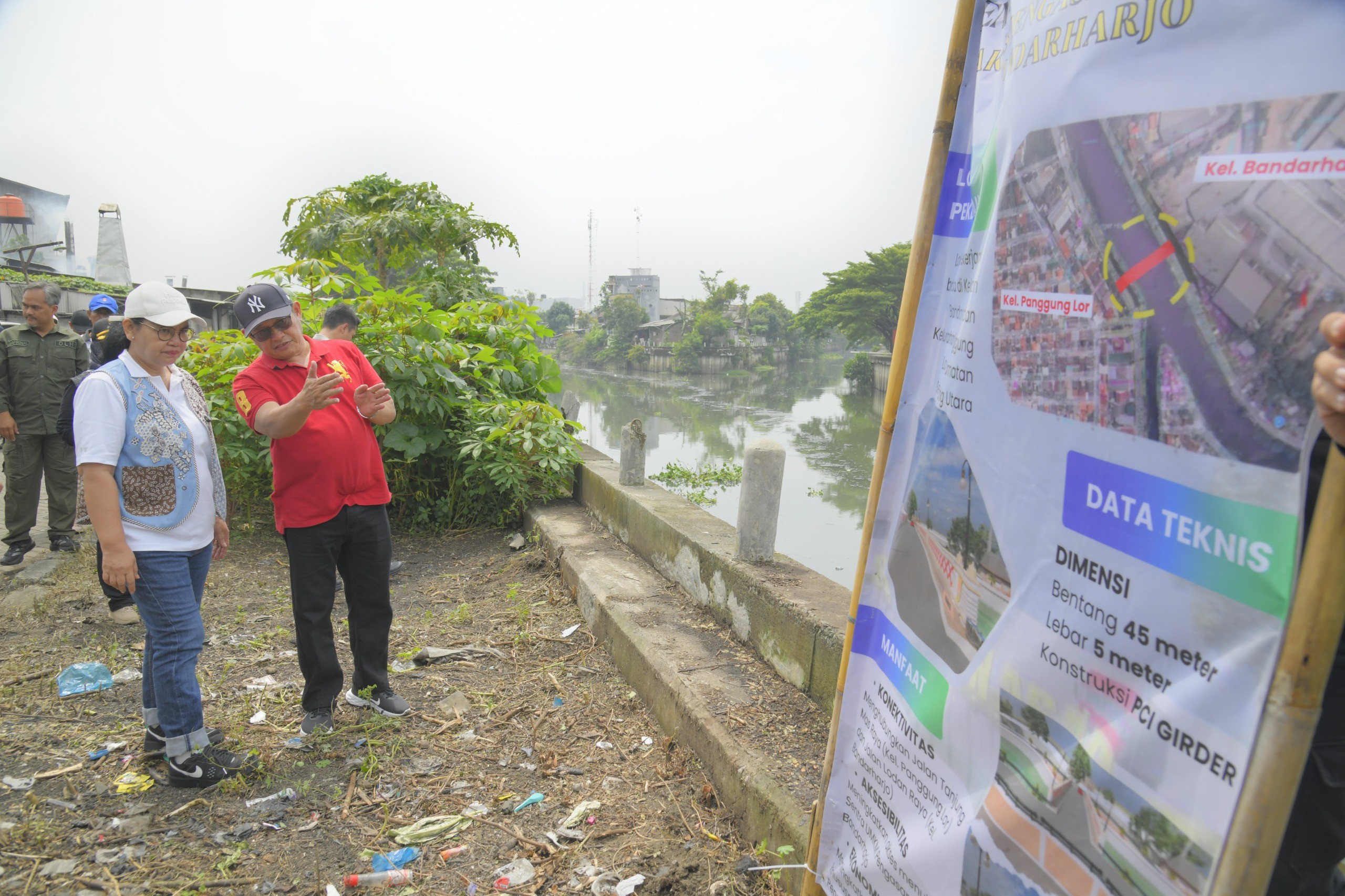 Wali Kota Semarang, Agustina Wilujeng meninjau langsung lokasi pembangunan jembatan di Kali Baru Semarang. (dok Pemkot Semarang)