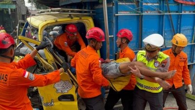 Proses evakuasi kecelakaan truk oleh Basarnas Semarang. (dok Basarnas Semarang)