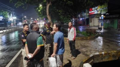 Satpol PP Semarang saat melakukan razia pembuang sampah sembarangan. (dok Istimewa)