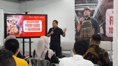 Pemilik PO Pesona Bus, Muhammad Abdul Wahid saat menjelaskan petingnya edukasi keselamatan bagi tour leader dan tour guide. (dok Alan Henry)