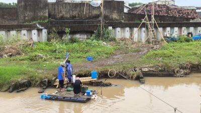 Jembatan roboh, warga Tambaksari gunakan getek untuk menyebrang. (dok Alan Henry)