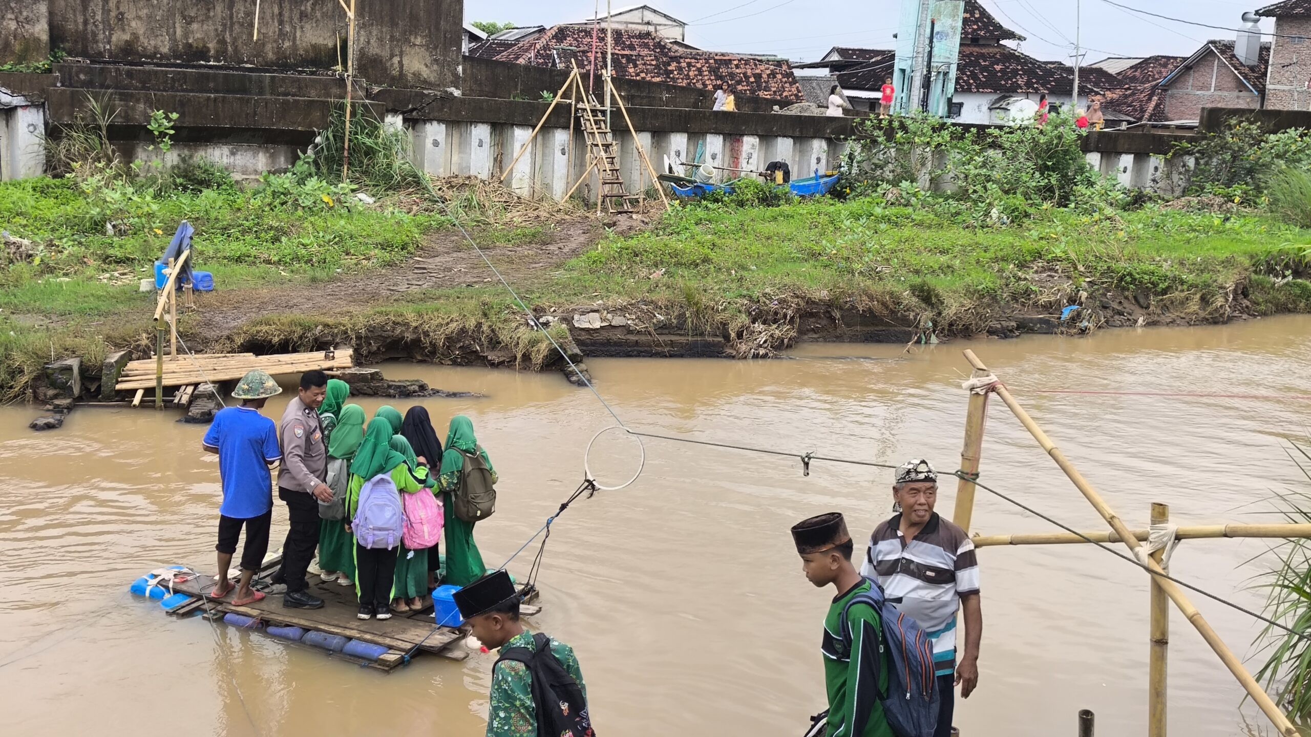 Warga Kampung Tambaksari saat melintasi sungai menggunakan getek. (dok Alan Henry)