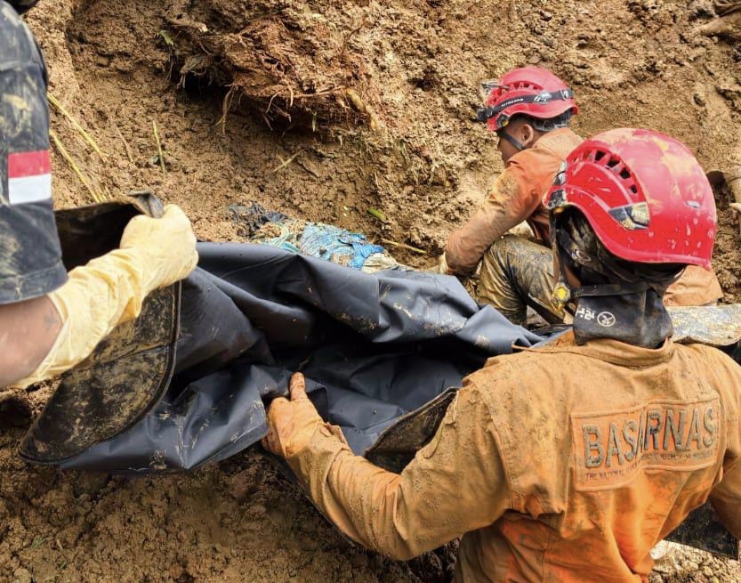 Evakuasi korban longsor lereng Gunung Slamet. (dok Basarnas Semarang)