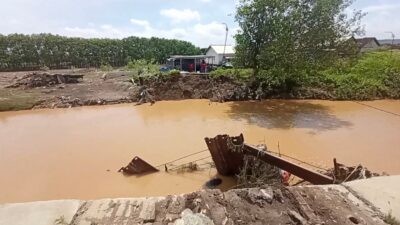 Jembatan di wilayah RW 7 Kelurahan Mangkang Wetan hanyut akibat derasnya aliran Sungai Beringin. (dok Istimewa)