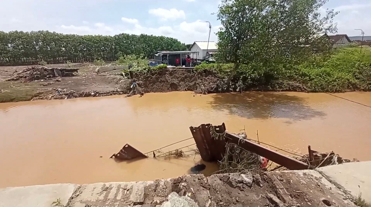 Jembatan di wilayah RW 7 Kelurahan Mangkang Wetan hanyut akibat derasnya aliran Sungai Beringin. (dok Istimewa)