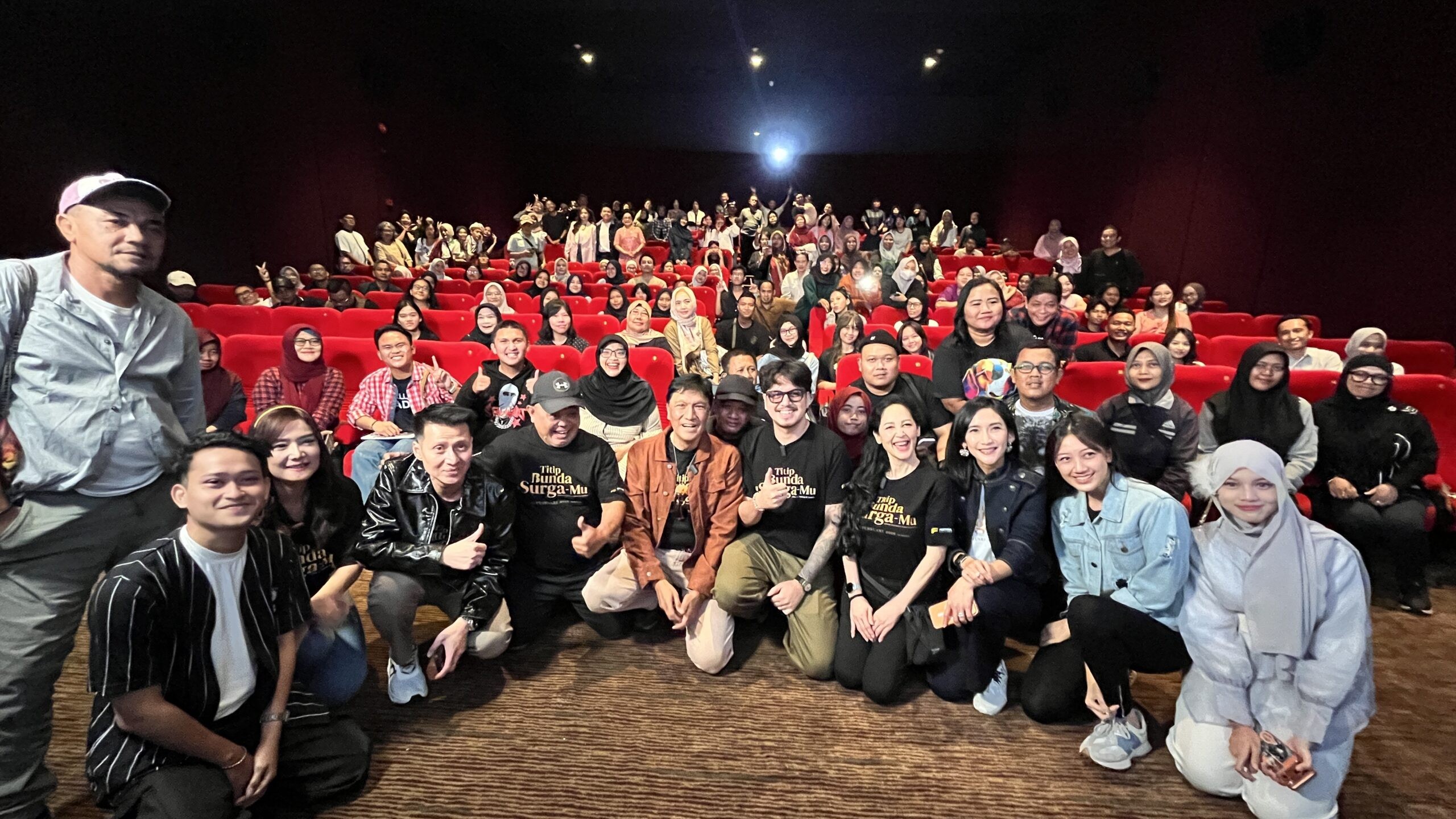 Jajaran pemain dan produser film Titip Bunda di Surga-Mu saat roadshow di Kota Semarang. (dok Istimewa)